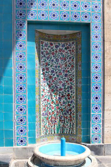 Fuente Y Paredes Decoradas Con Motivos Vegetales Cerca De Tumba De Sa\'di (1213 - 1291 DC.), El Famoso Poeta Persa - Jardín De Sadieh, Shiraz