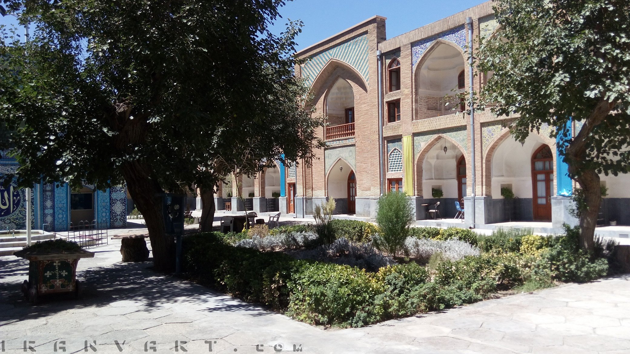 محوطه داخلی مدرسه عباسقلی خان مشهد